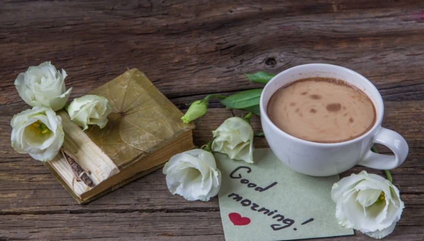 南京师范大学成考本科授课方式详解：灵活多样，助力学术成长 南京师范大学成考本科为广大学子提供了一个灵活且多元化的学习平台。那么，南京师范大学成考本科是如何上课的呢？本文将为您详细解读其授课方式及特点。 一、授课方式概述 南京师范大学成考本科的授课方式主要分为面授和在线学习两种。面授课程通常安排在周末或节假日，方便在职人员和其他社会人士参与学习。同时，学校还提供丰富的在线学习资源，学生可以根据自己的时间和地点灵活安排学习进度。 二、面授课程详解 面授课程是南京师范大学成考本科的重要教学方式之一。学校会根据不同专业的需求，安排经验丰富的教师授课。面授课程通常包括课堂讲解、小组讨论、案例分析等环节，旨在帮助学生深入理解学科知识，提升实践能力。此外，面授课程还为学生提供了与教师和同学面对面交流的机会，有助于拓展人际关系和学术视野。 三、在线学习优势 南京师范大学成考本科的在线学习平台为学生提供了便捷的学习途径。学生可以通过电脑或手机随时随地访问学习资源，自主安排学习进度。在线课程包括视频讲座、在线作业、互动讨论等，确保学生能够全面掌握知识要点。同时，学校还提供在线答疑和辅导服务，确保学生在学习过程中得到及时的帮助和指导。 四、学习方式选择建议 对于南京师范大学成考本科的学生来说，选择合适的学习方式至关重要。建议学生根据自己的实际情况和需求进行选择。例如，对于时间较为充裕且喜欢面对面交流的学生，可以选择面授课程；而对于时间较为紧张或需要灵活安排学习的学生，可以选择在线学习方式。同时，学生也可以结合两种学习方式，充分发挥各自的优势，提高学习效果。 总之，南京师范大学成考本科的授课方式灵活多样，旨在满足不同学生的需求。无论选择哪种学习方式，学生都能获得优质的教育资源和学术支持，助力自己的学术成长和未来发展。